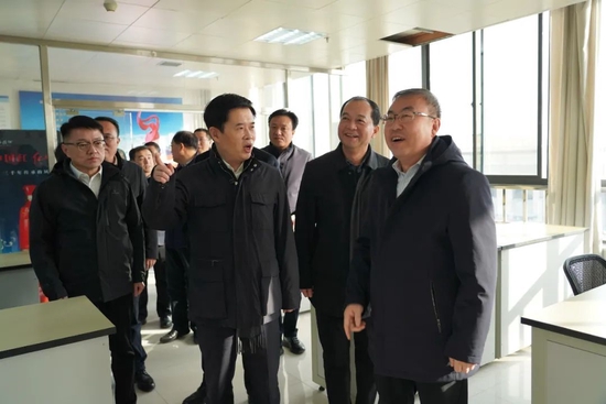宝鸡市委副书记、市长王勇看望慰问西凤集团公司一线干部员工